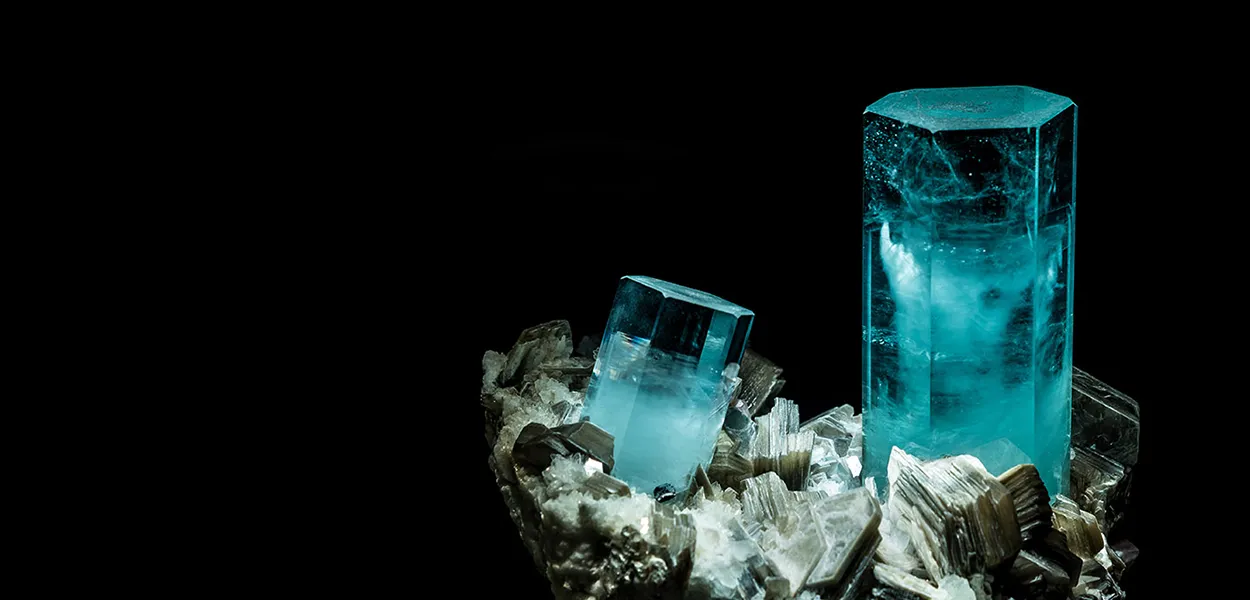 Ein Aquamarin als hexagonaler Kristall in ausgezeichneter Qualität und Reinheit auf Glimmer aufgewachsen.