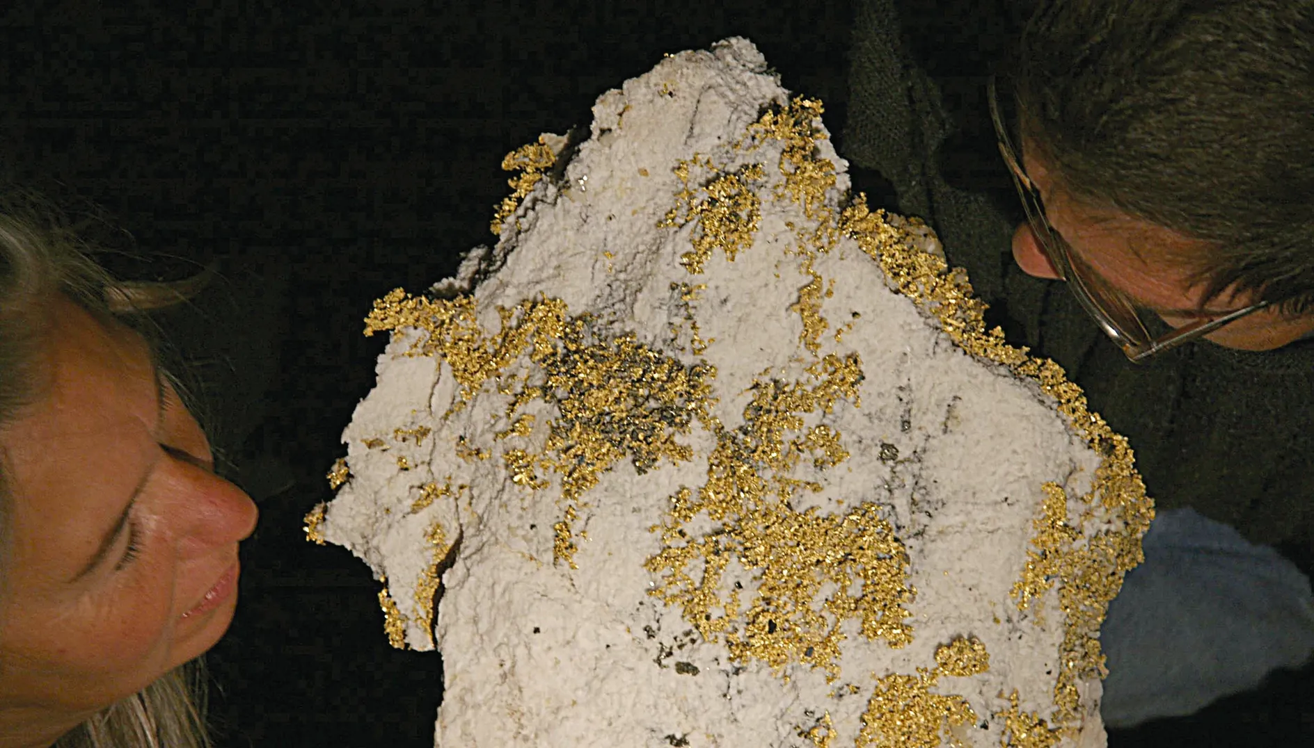Federico und Patrizia Morelli betrachten das schönste Goldstück. Es handelt sich um den größten neuzeitlichen Goldfund Europas mit insgesamt über 25 Kilogramm reinem Gold.